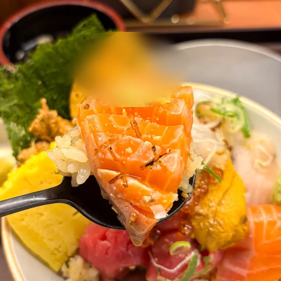 토치로 구운 방어회 한 점