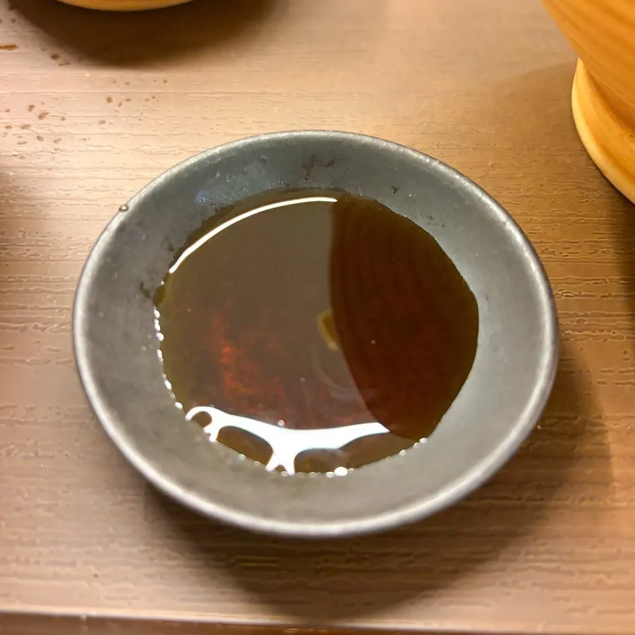 연어회를 밥과 함께 올린 한 숟갈