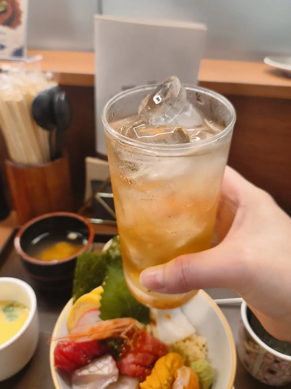 얼음 가득한 우메슈하이볼 잔