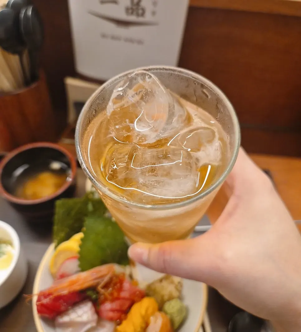 우메슈하이볼과 덮밥을 함께 담은 테이블