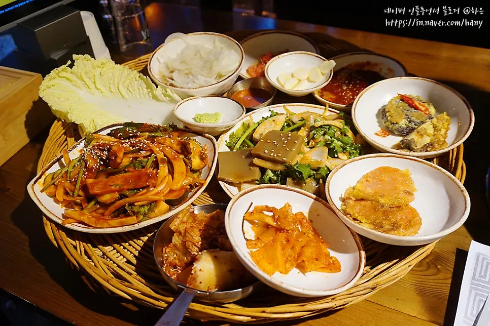 소쿠리에 담겨 나온 기본 반찬 한 상