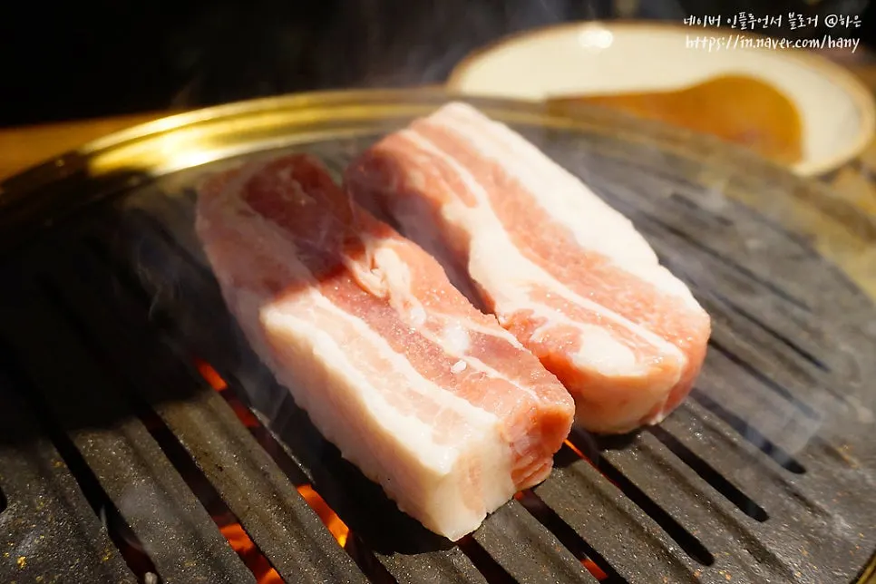 주문한 숙성통삼겹과 껍데기 생고기