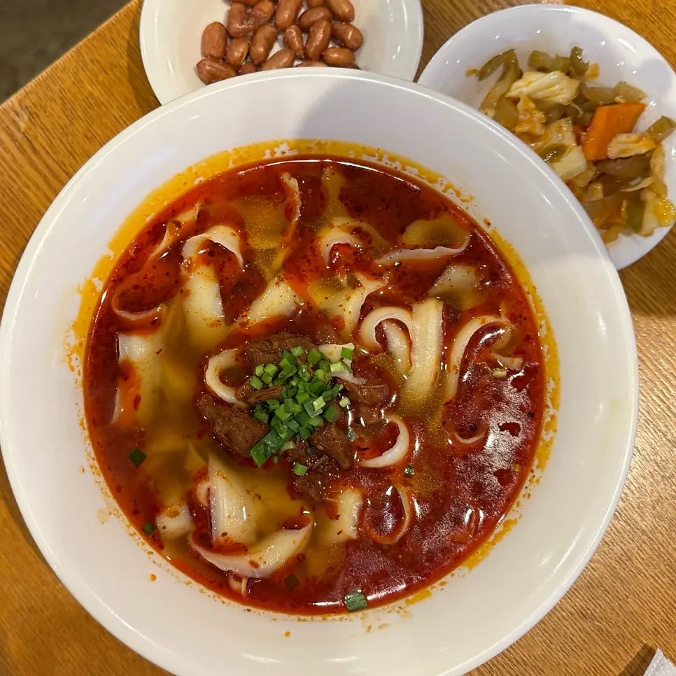 신복면관 우육도삭면 고명과 소고기