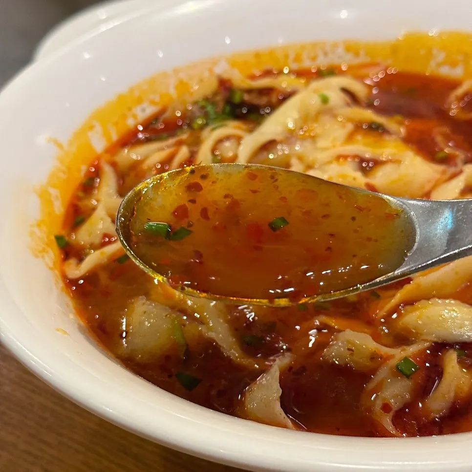 국물과 면을 함께 뜬 우육도삭면