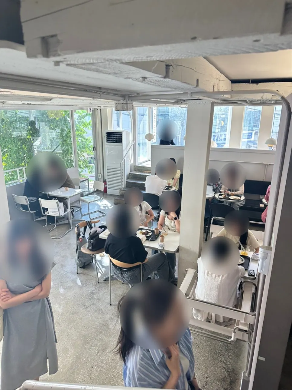 주문대가 있는 어퍼앤언더 2층 내부