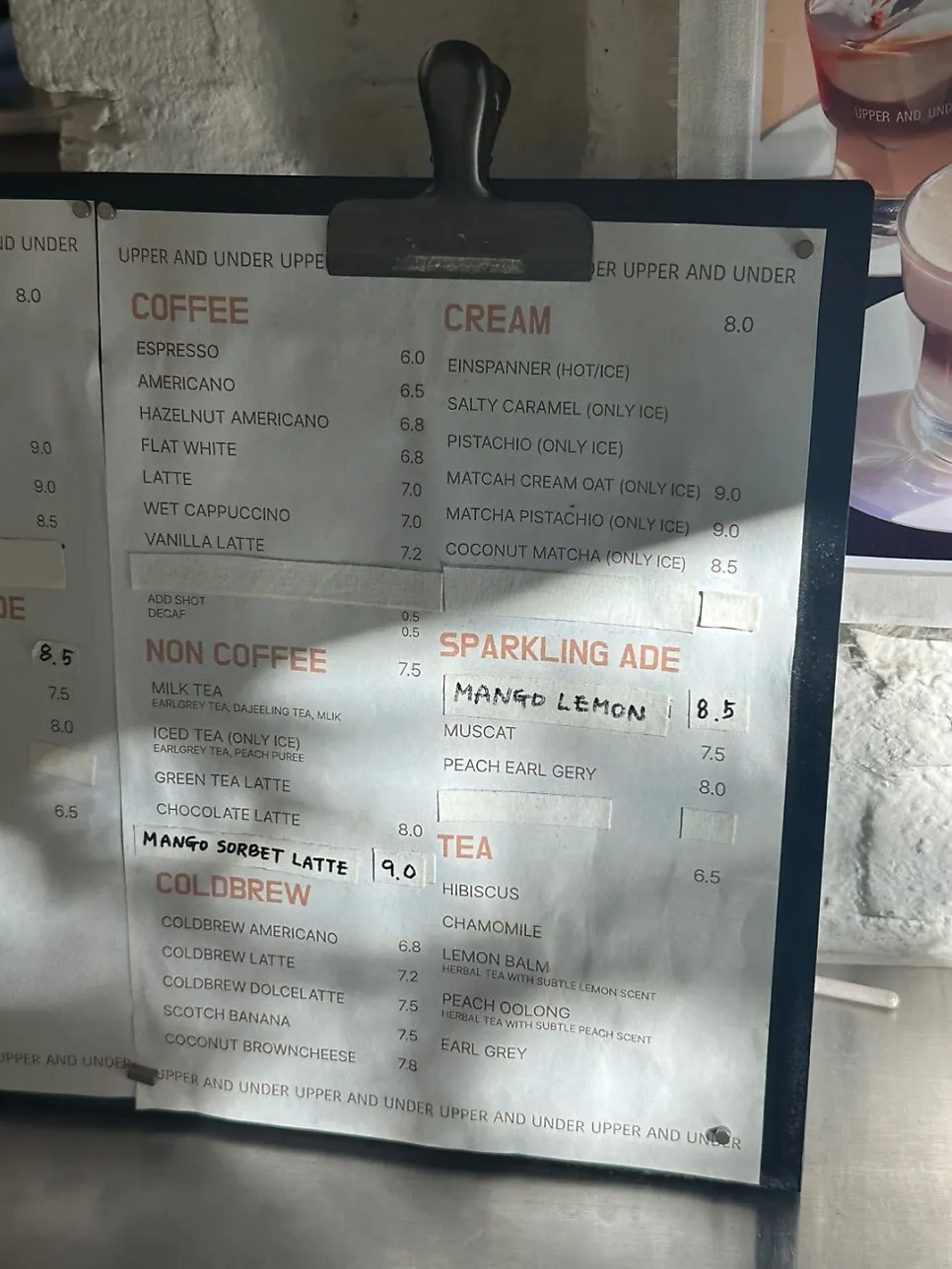 논커피와 에이드, 티가 적힌 메뉴판