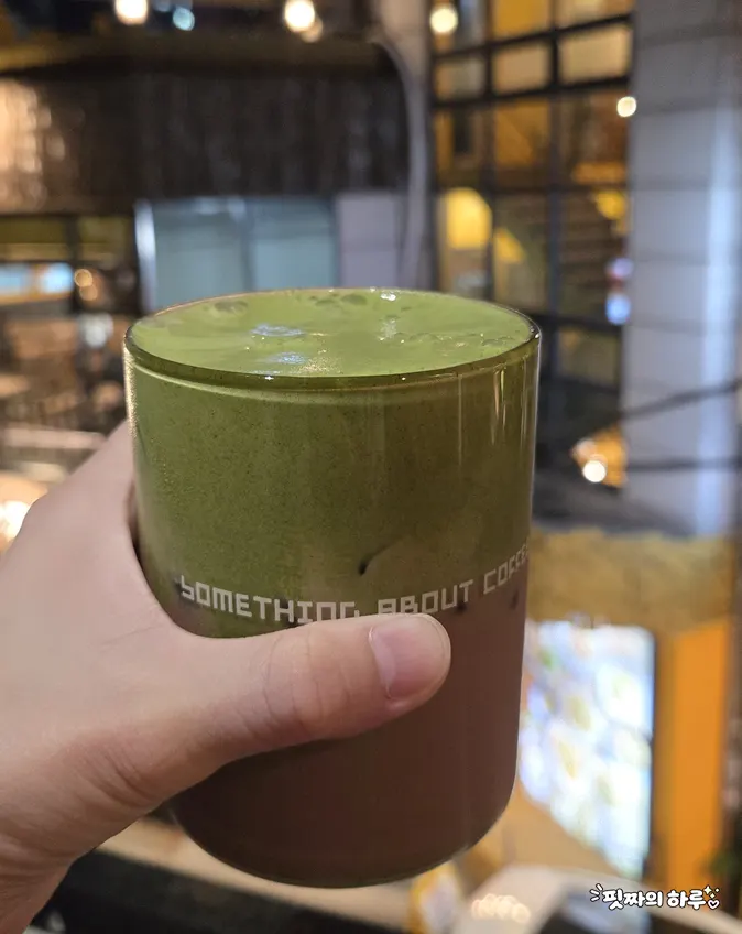 말차크림초코라떼 한 잔