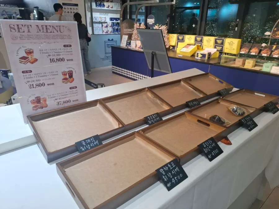 Dessert display corner at Selected Nicks