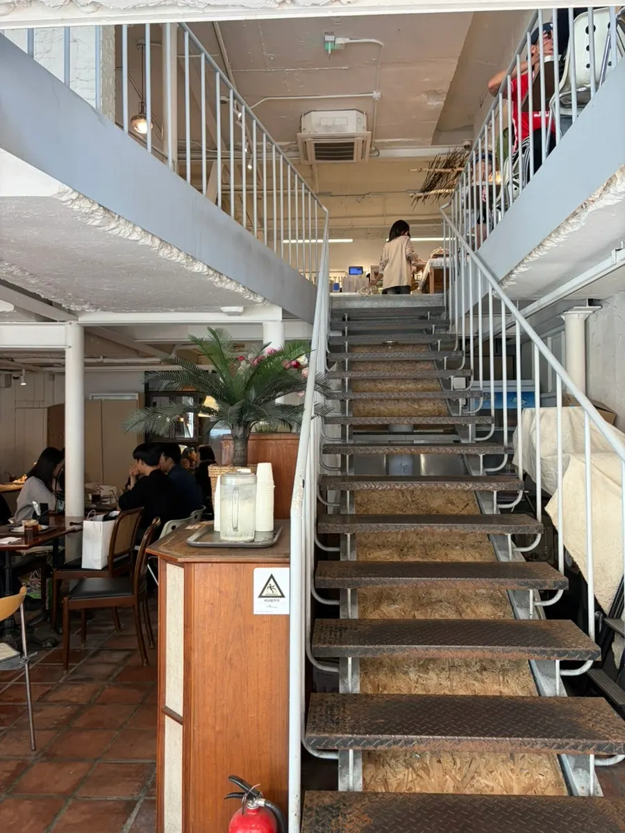 Entrance view of the large café between Gangnam and Sinnonhyeon stations