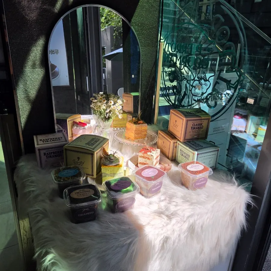강남역 셀렉티드닉스 건물 외관과 테라스석