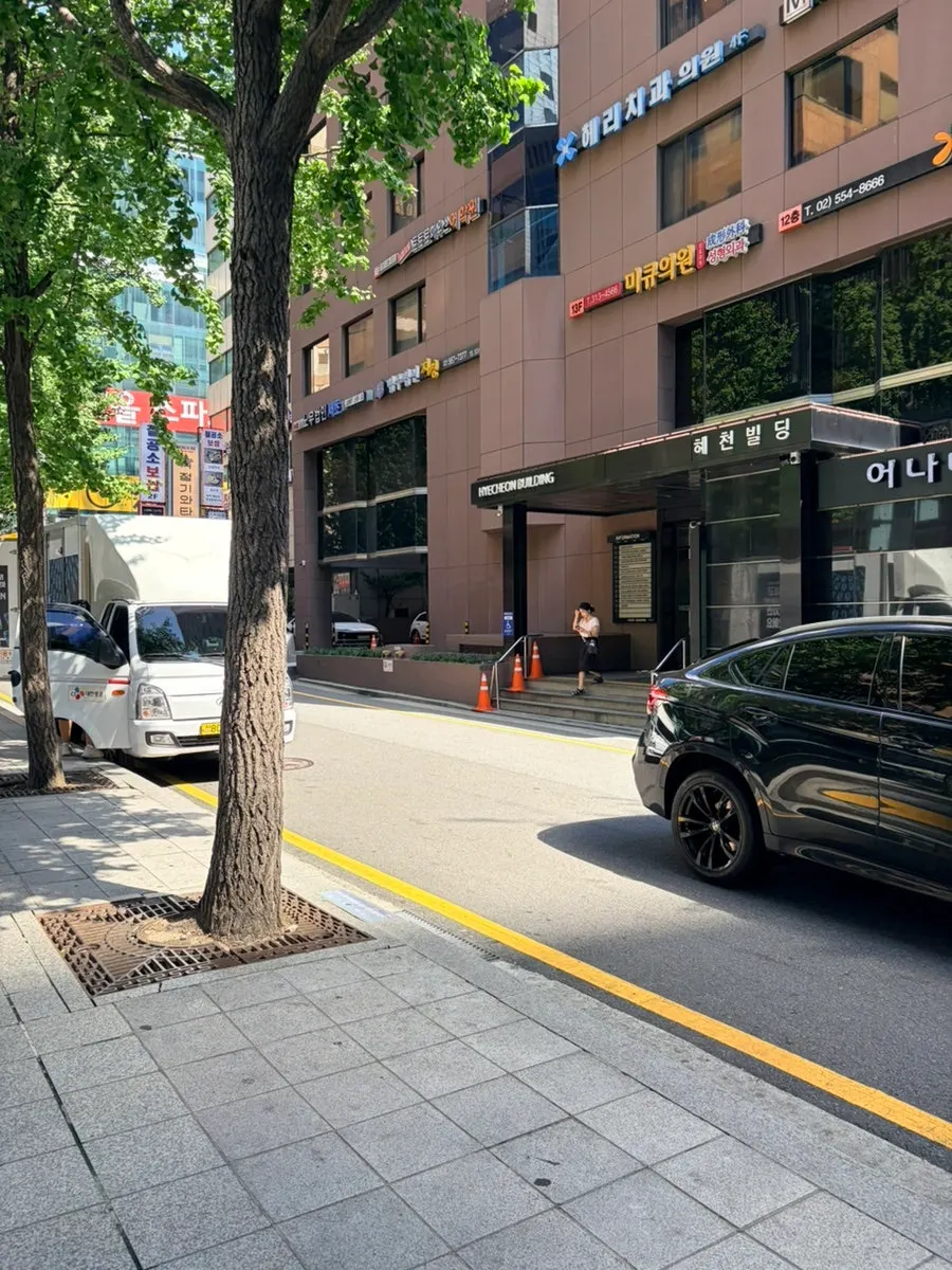 Exterior of the building on the way to Lashdol Gangnam Station