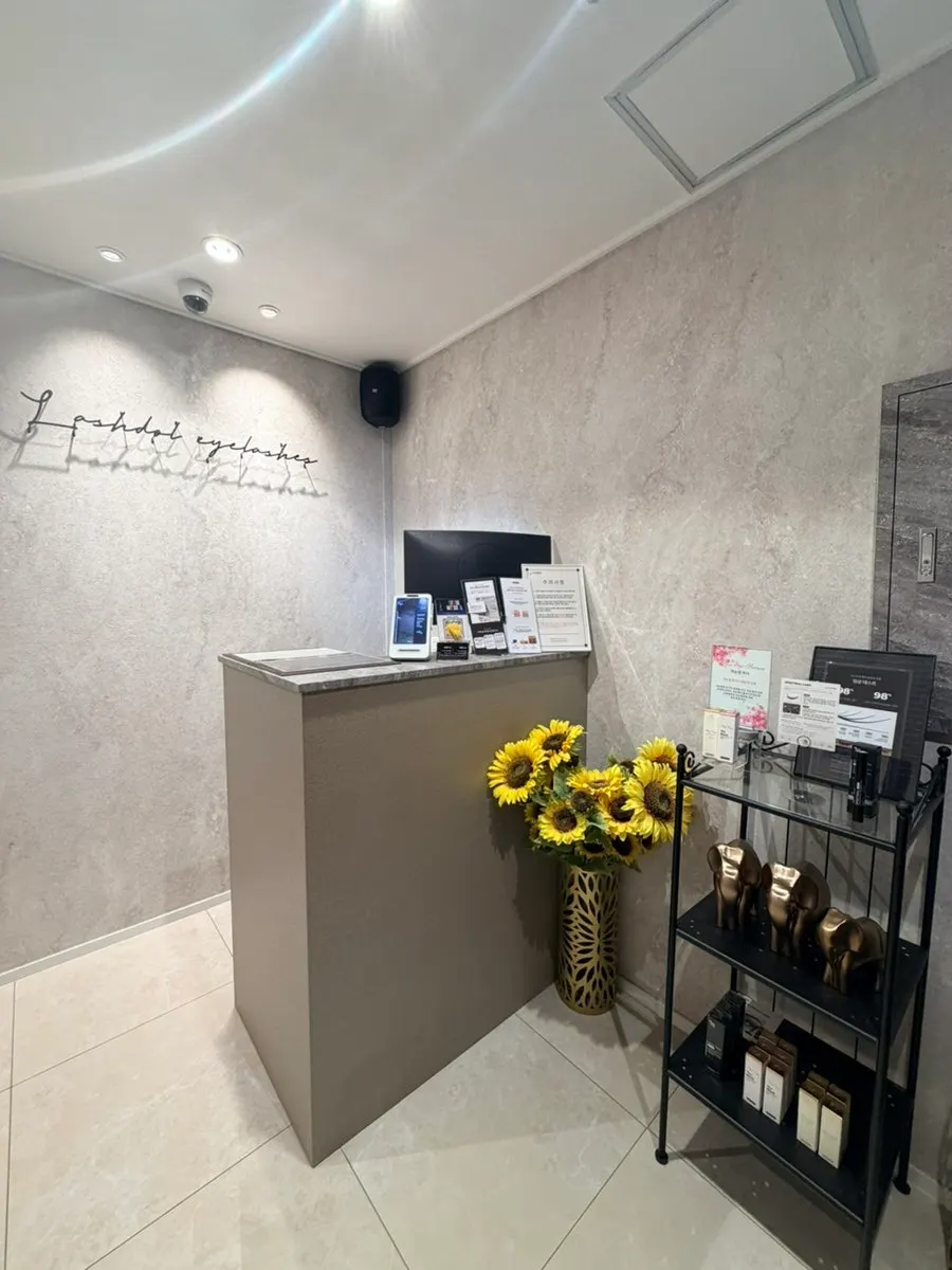 Counter and indoor slippers at Lashdol Gangnam Station