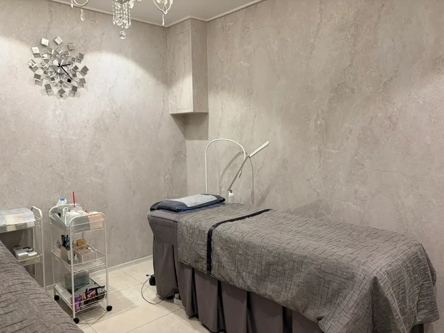 Treatment bed used for the lash extension procedure