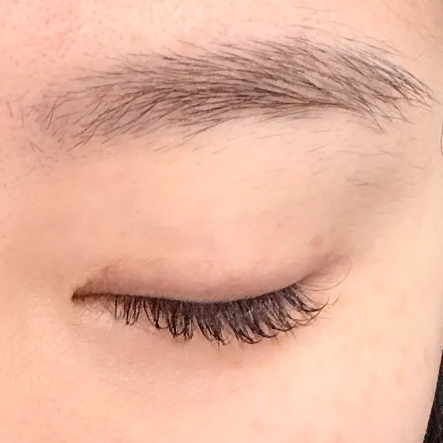 Curl shape of the lashes with eyes closed after treatment