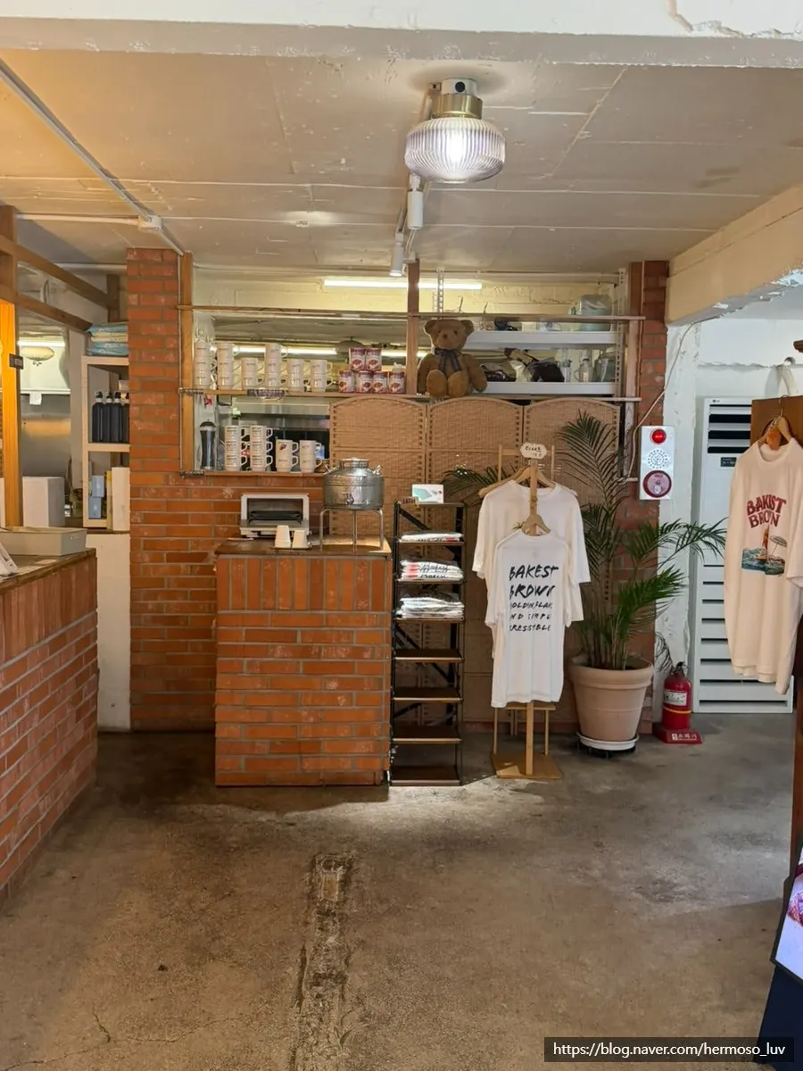Bread dishes and the café atmosphere