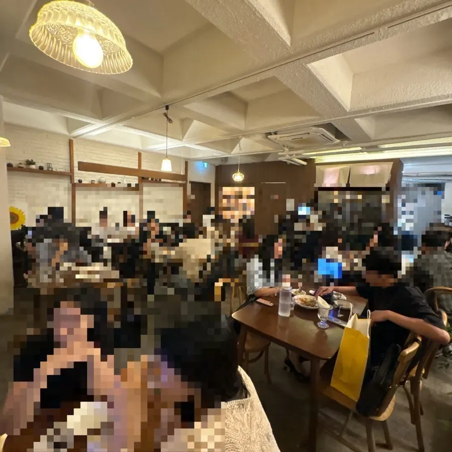 모아 강남 테이블 배치와 내부 분위기