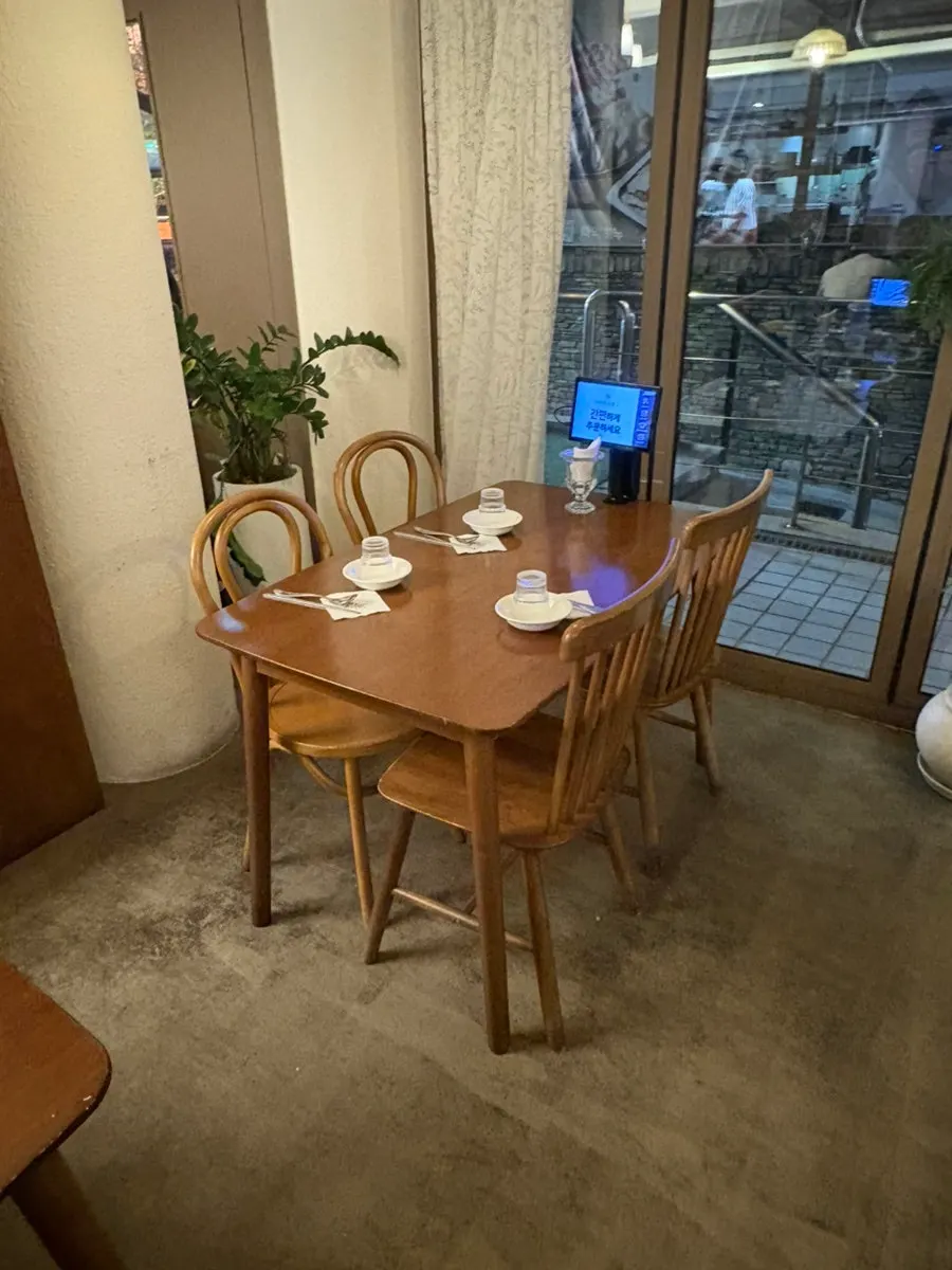 모아 강남 실내 세로 컷