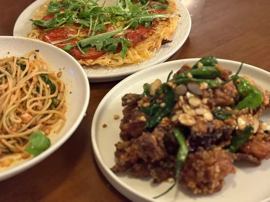 모아 강남 네 가지 메뉴가 놓인 테이블