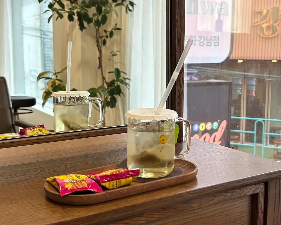 음료와 간식이 준비된 헤어 시술