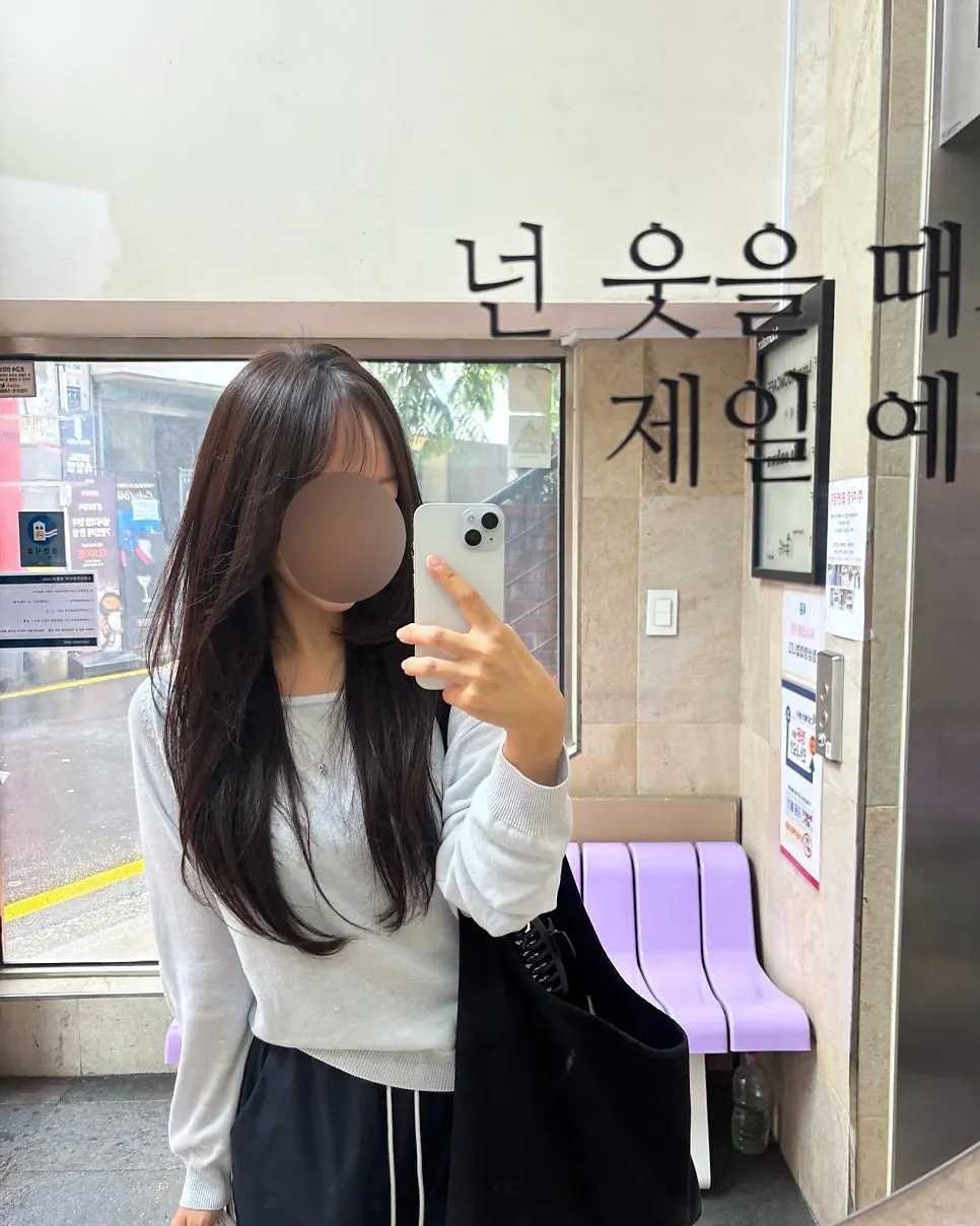엘리베이터 쪽 귀여운 거울과 헤어스타일