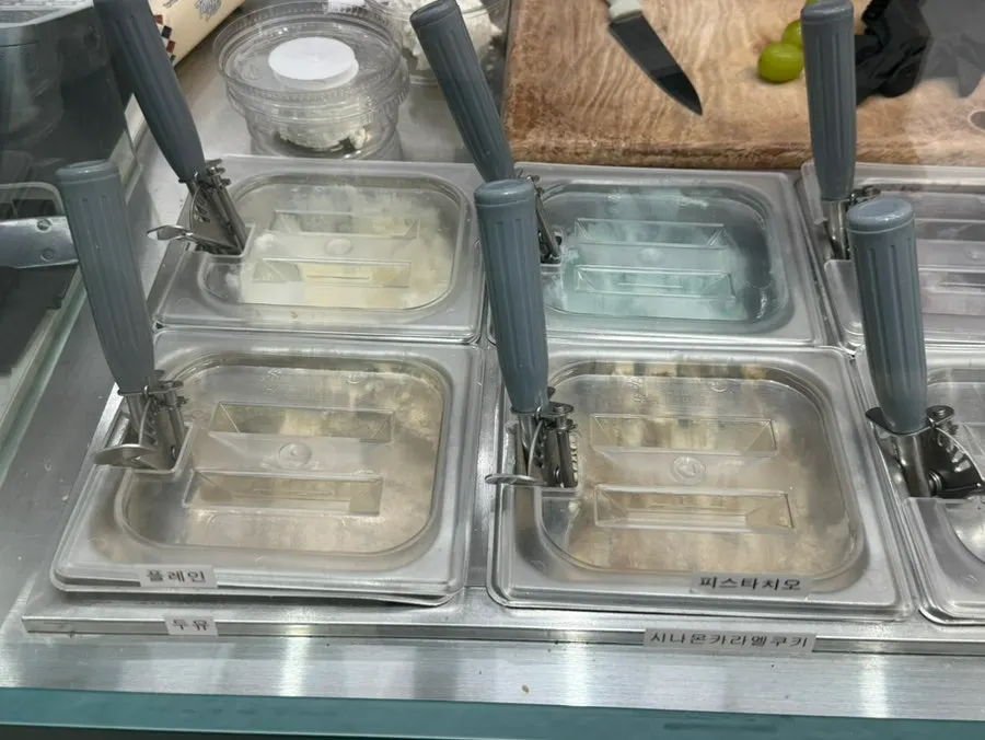그릭요거트 매장 내부와 쇼케이스