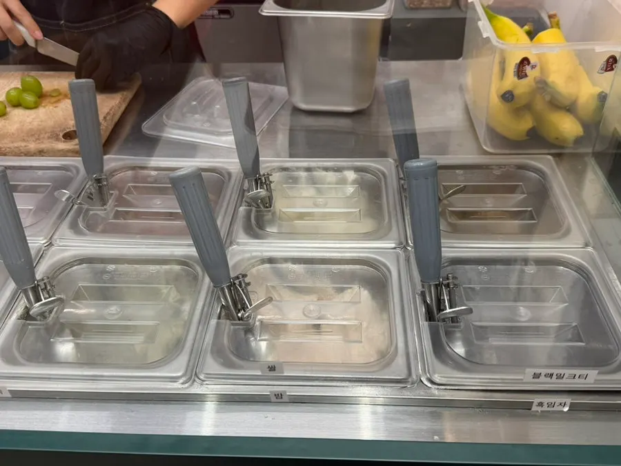 다양한 맛의 그릭요거트 쇼케이스