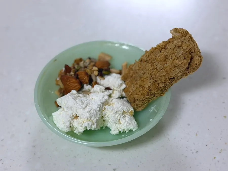 꾸덕한 그릭요거트와 토핑