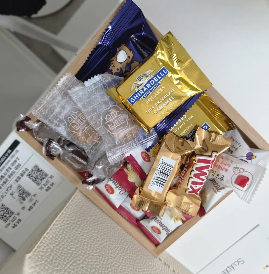 라문브로우 상담 테이블과 입술문신 안내