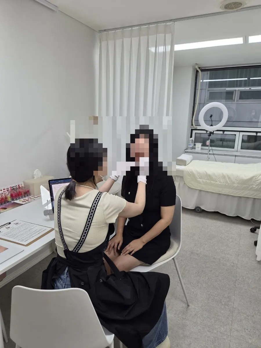 화이트톤으로 정돈된 라문브로우 시술실