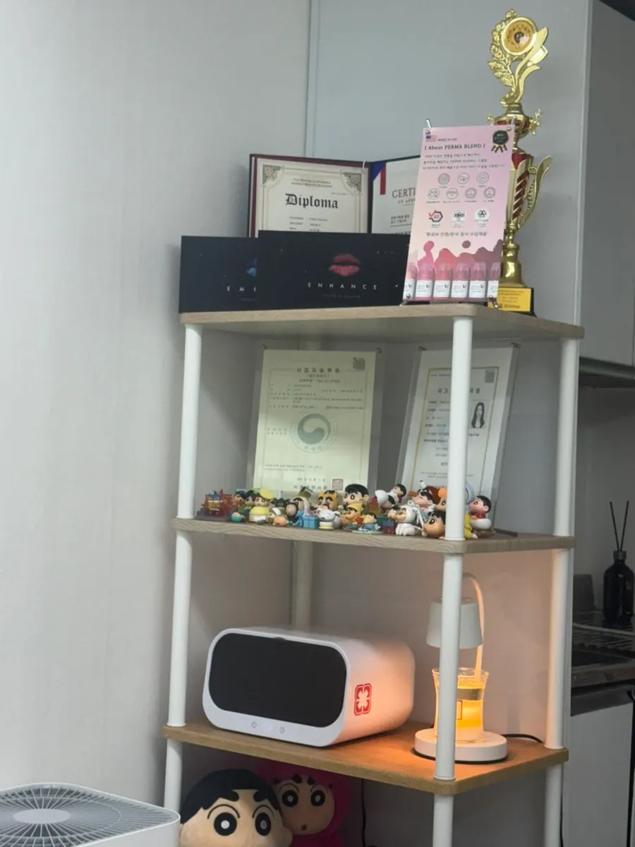 색상 차트와 시술 재료가 정리된 책상