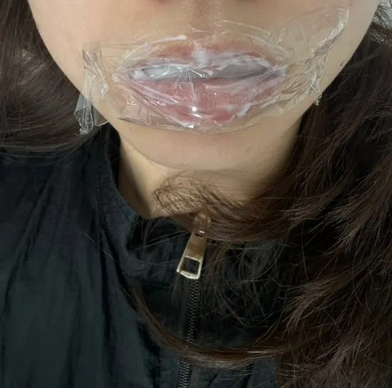 통증 완화 크림 도포 후 대기 중인 모습