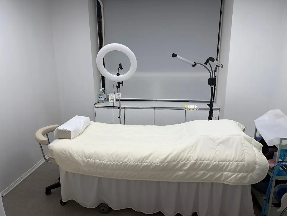 Clean interior of the Lamoon Brow treatment room