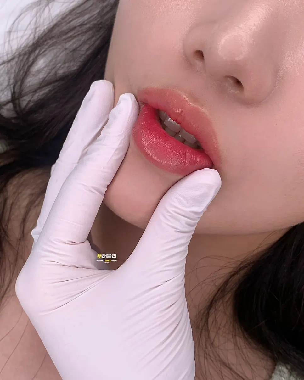 Explanatory image about lip tattoos and semi-permanent lip makeup