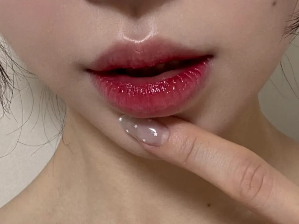 Natural gradient extending inside the lips