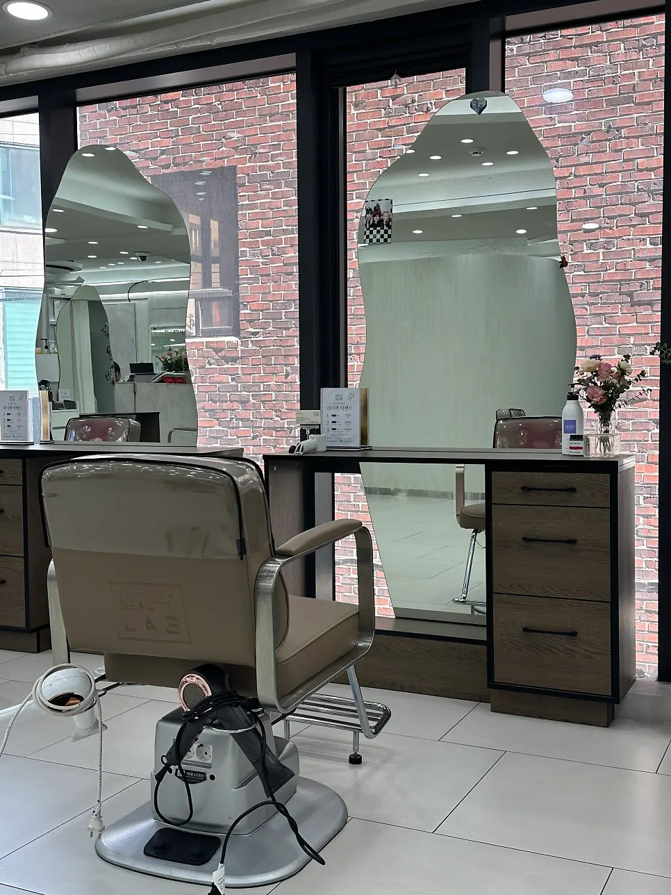 Interior of Park Jun Beauty Lab Gangnam Branch