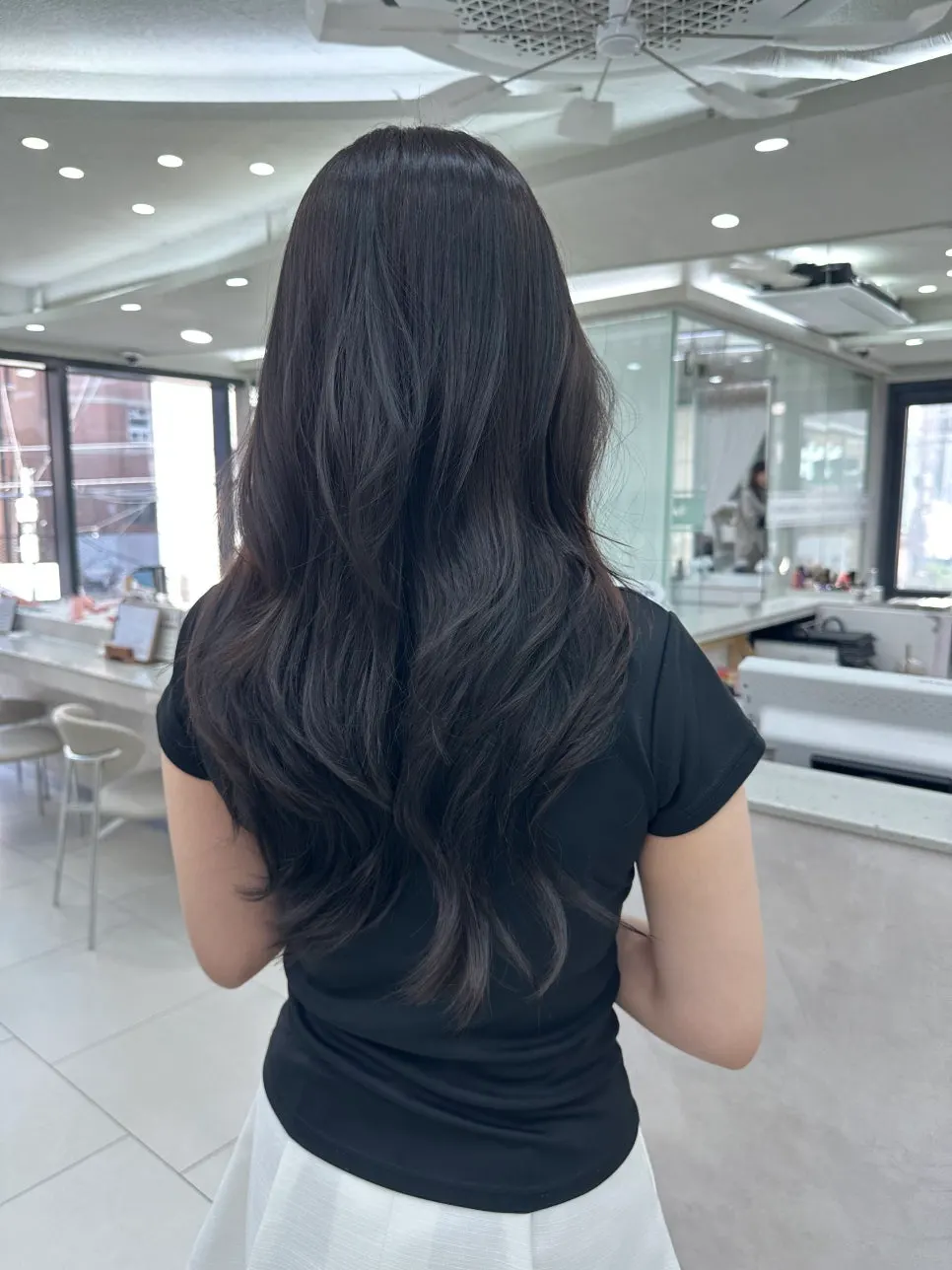 Finishing by shaping the curls with a blow-dry