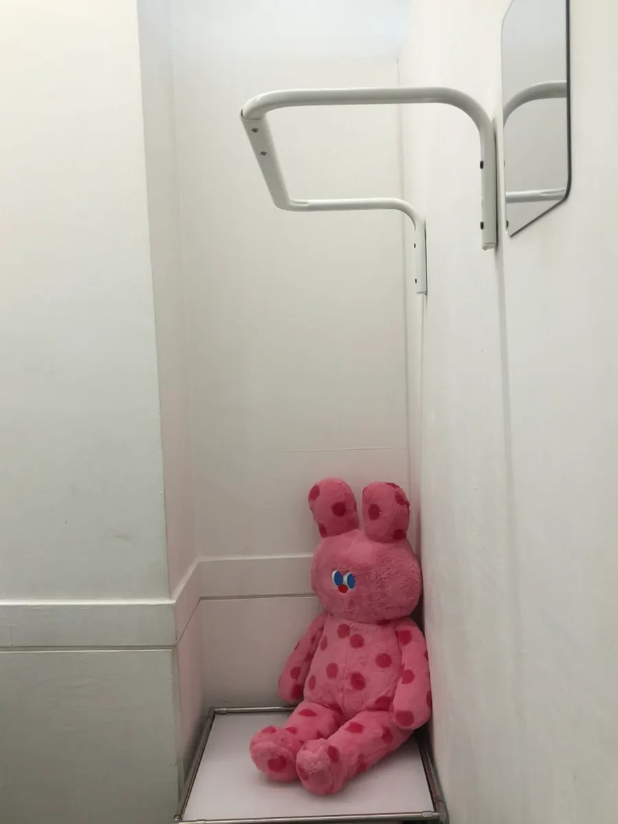 왁싱실 옷 보관 걸이 사진