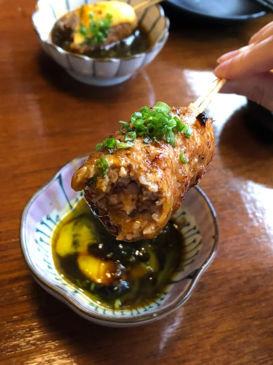 搭配酱汁的鸡肉丸