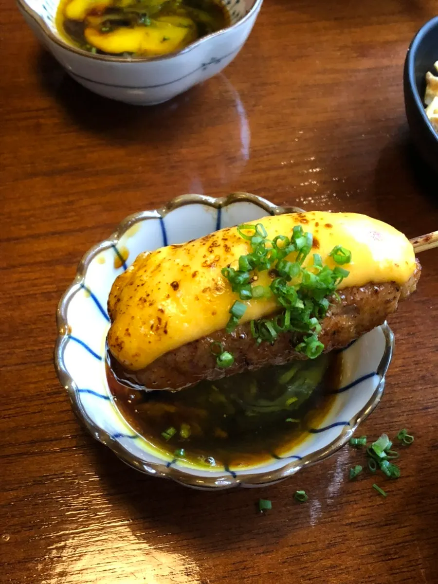 放上切达芝士的芝士鸡肉丸