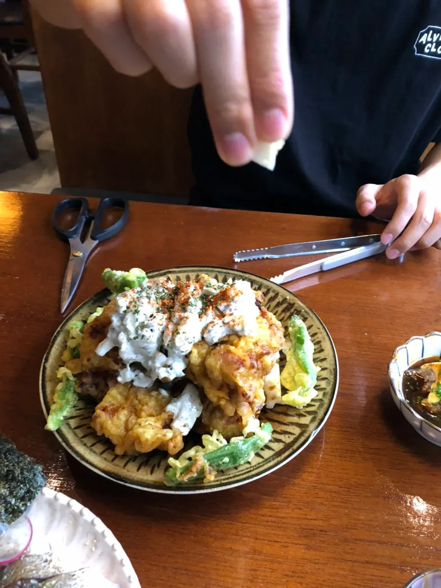 搭配柠檬汁的鸡肉南蛮