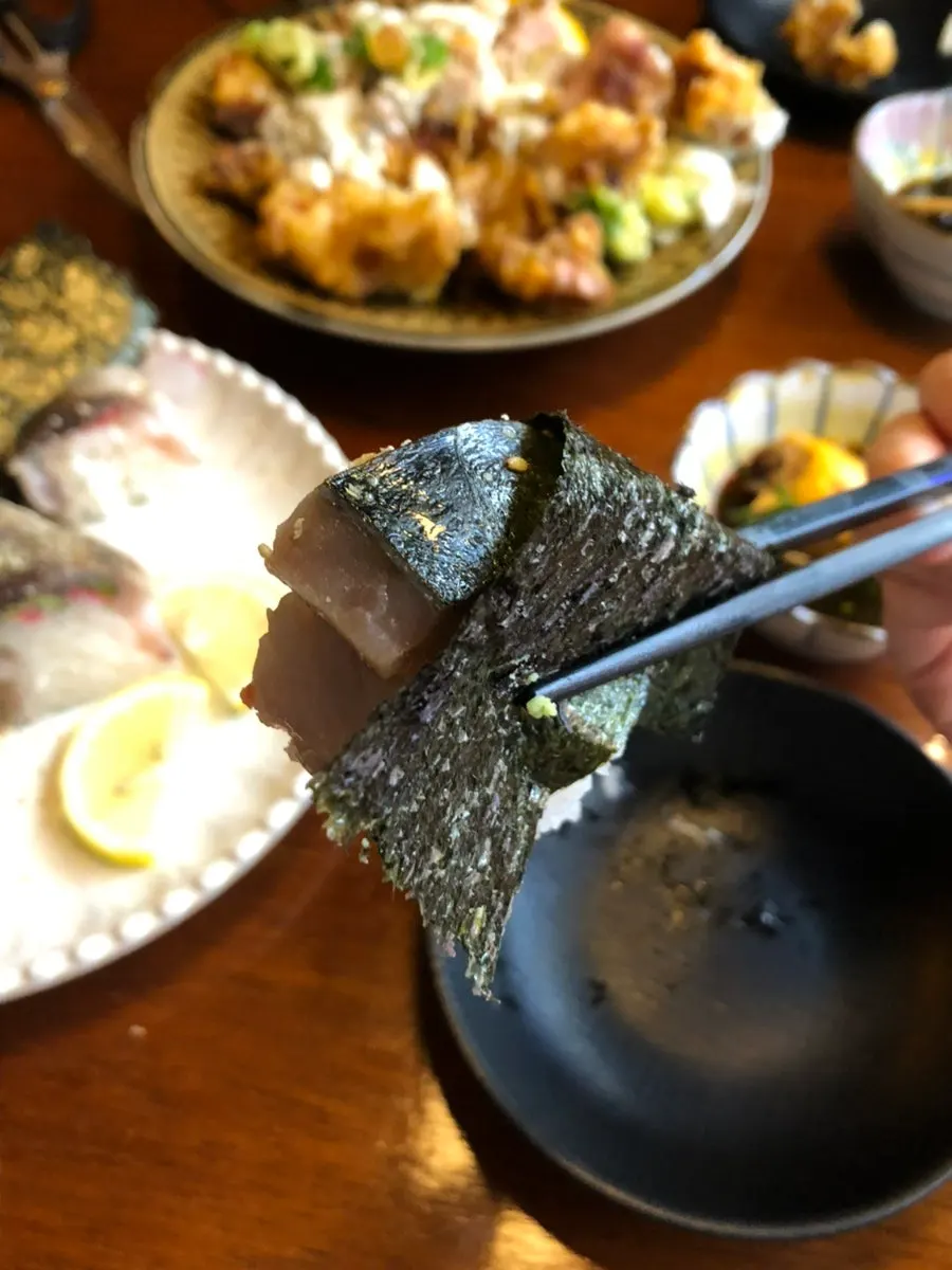 搭配柠檬和海苔的青花鱼棒寿司
