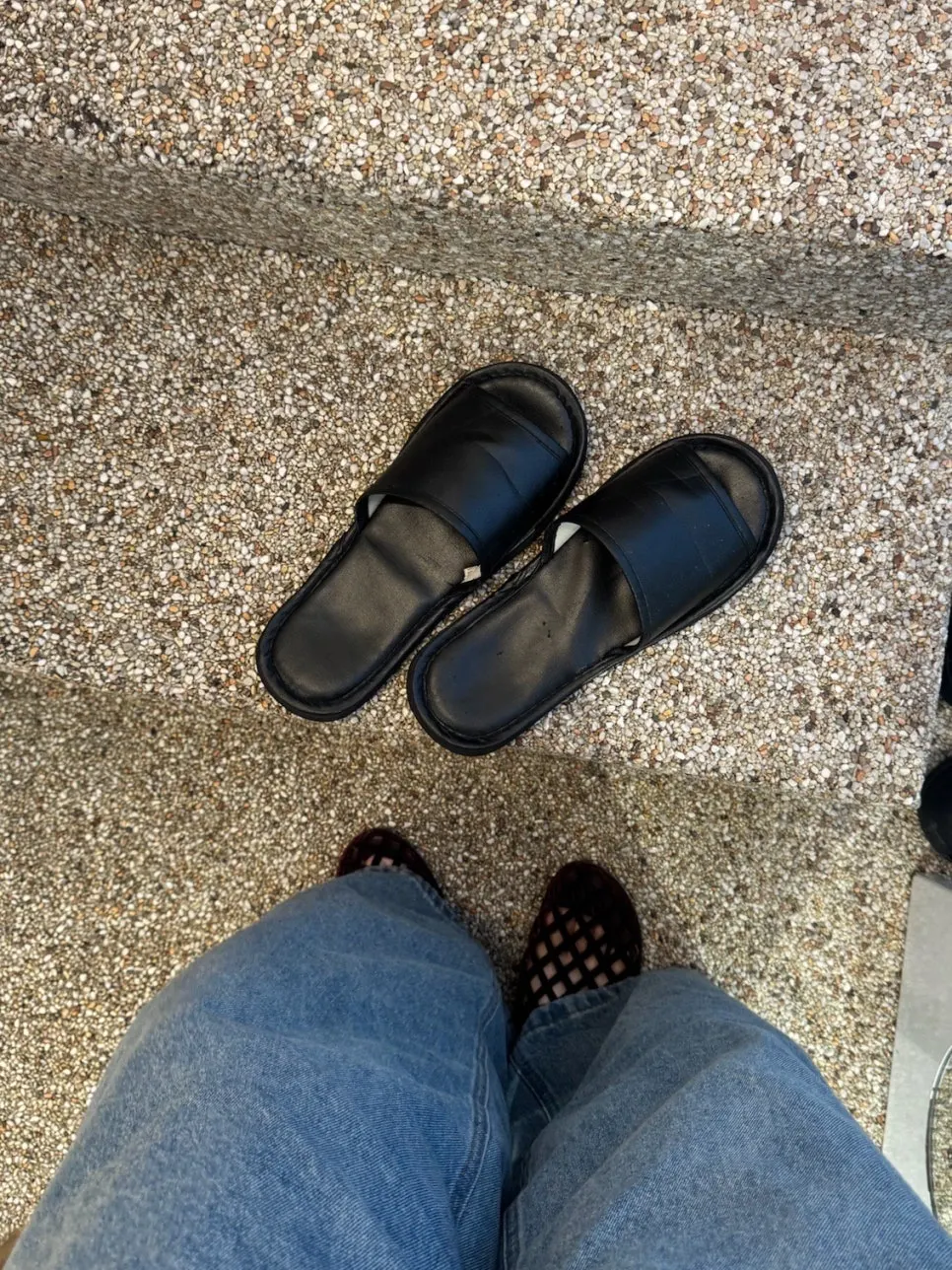 입장 전 슬리퍼로 갈아신는 현관