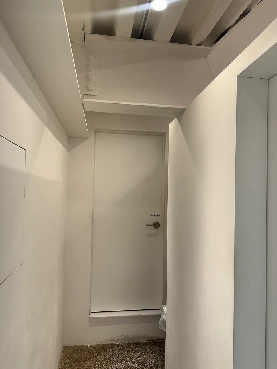 동선마다 배치된 감각적인 거울