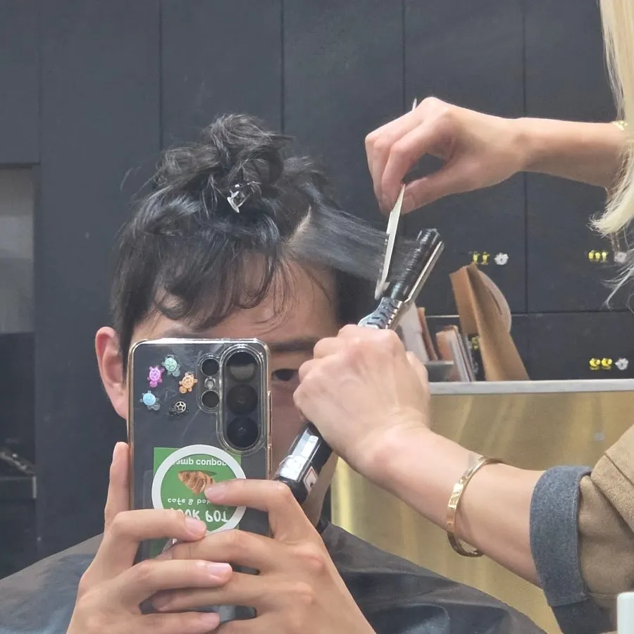 メンズヘアクリニックを受ける施術シーン