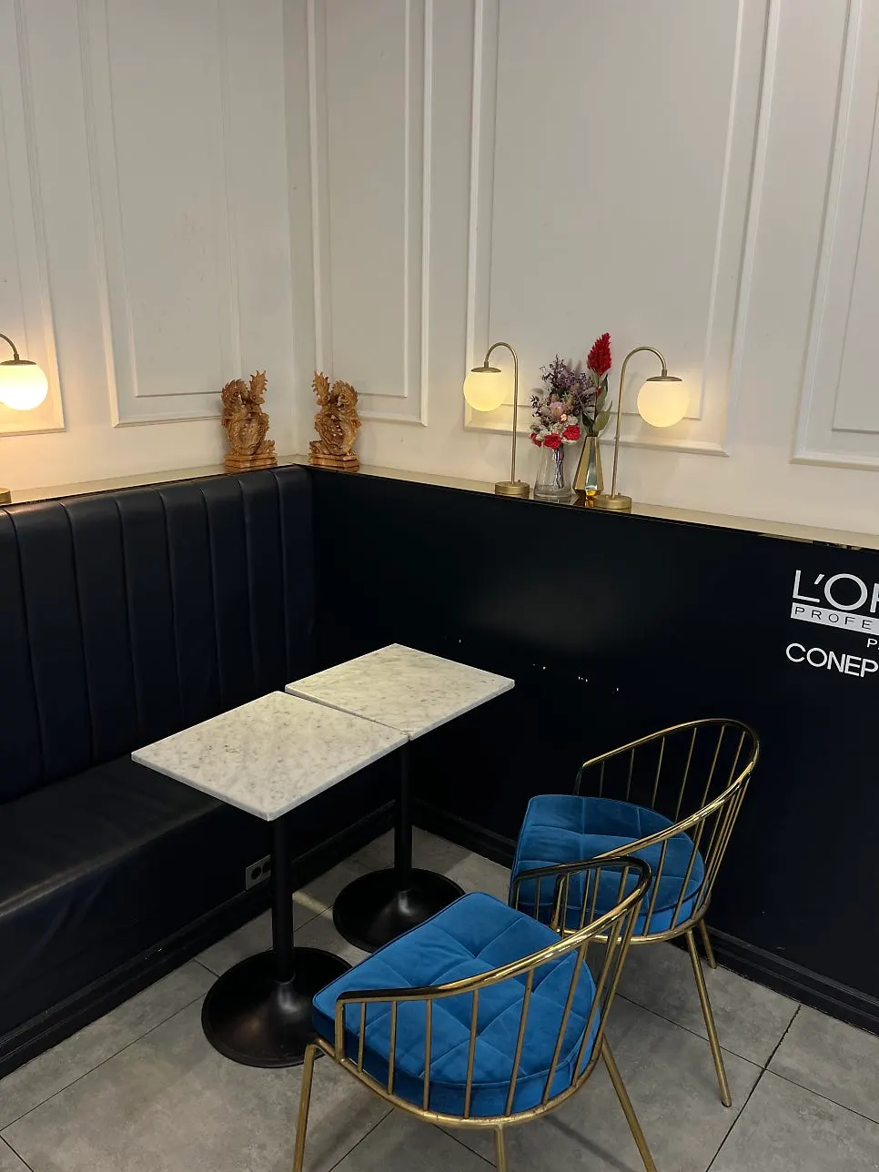 Salon waiting seats with plush chairs