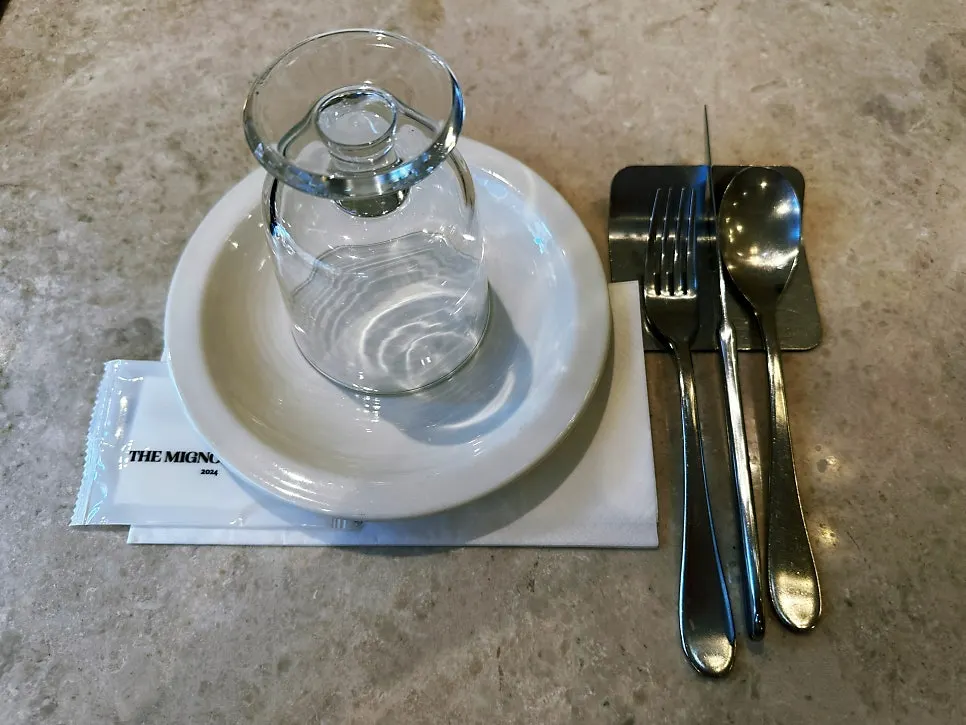 깔끔하게 세팅된 테이블