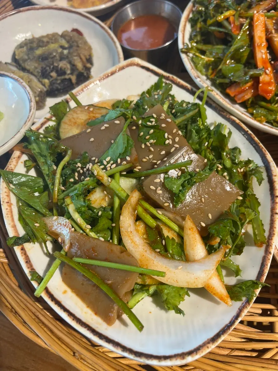 푸짐하게 차려진 고깃집 기본 상차림