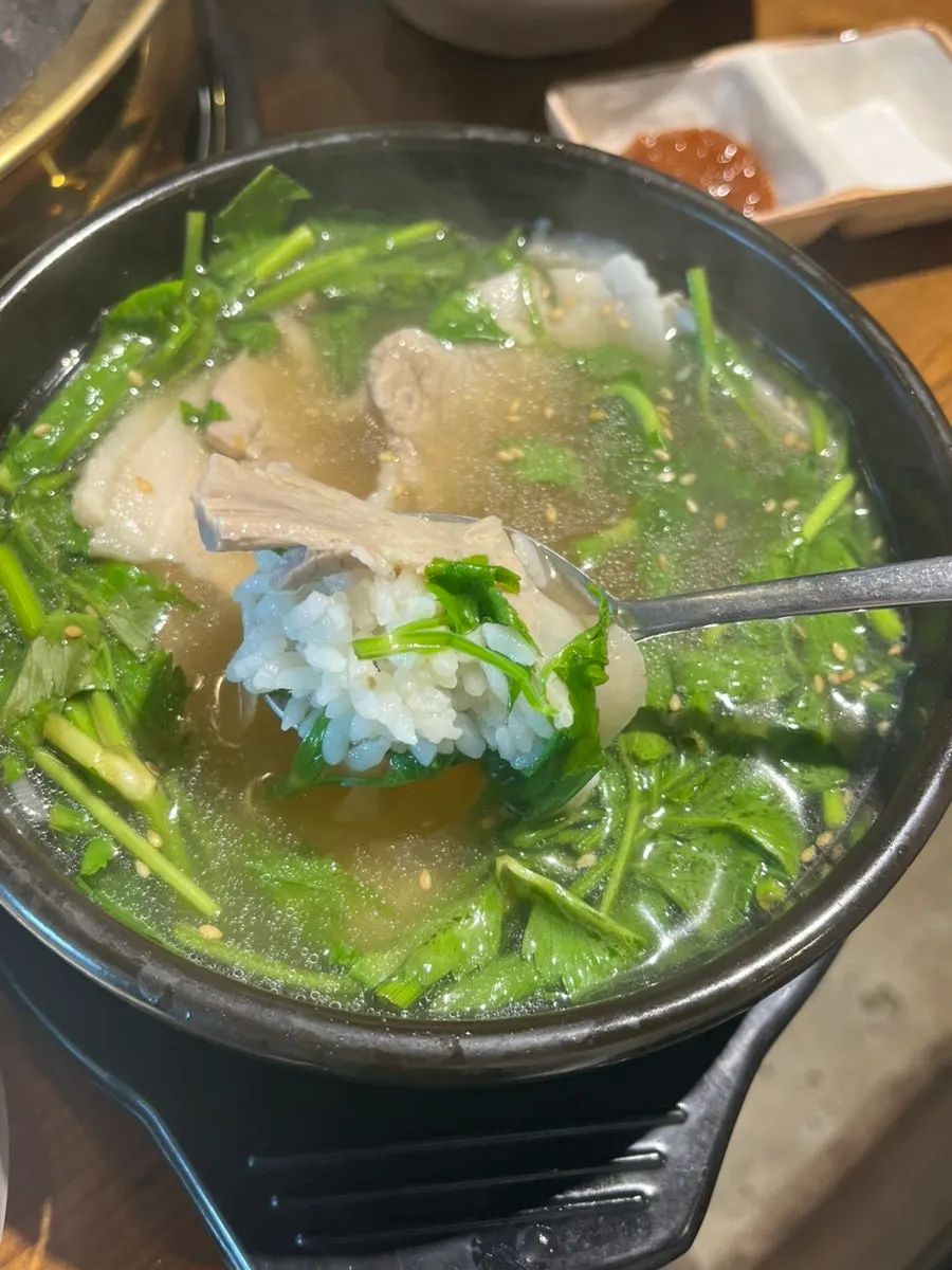 미나리가 푸짐하게 올라간 돼지국밥