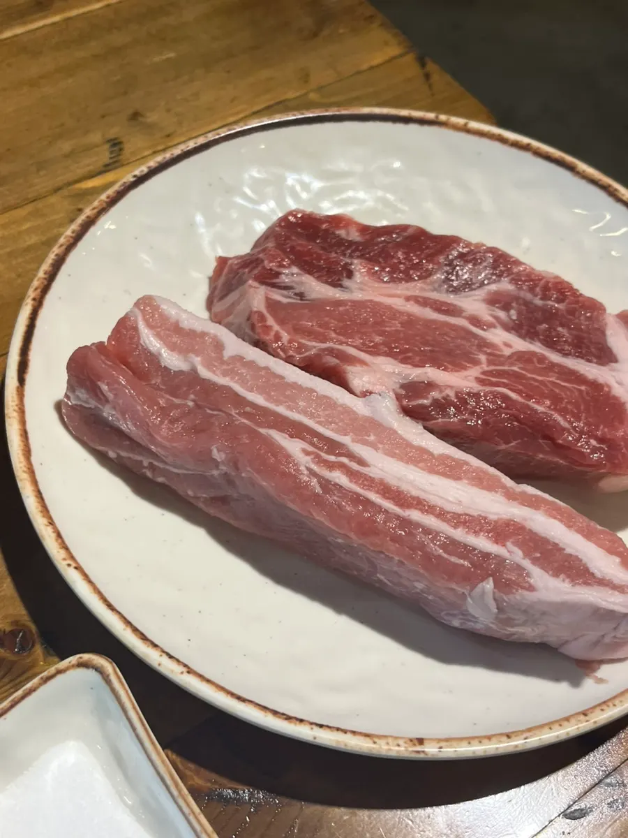 불판에 올린 삼겹살과 목살