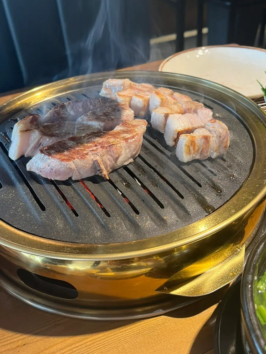 두툼하게 익힌 목살 구이